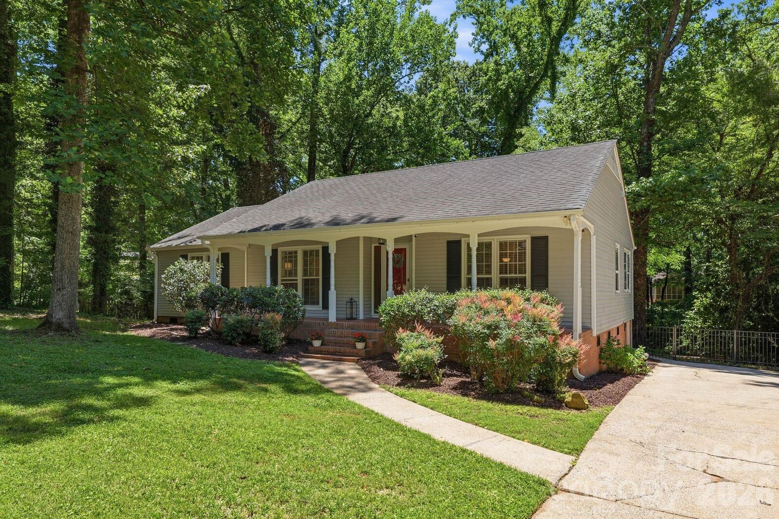 Property Photo: 6109 Kingstree Drive NC 28210