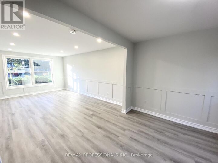 Property Photo:  77 Roseneath Crescent Upper  ON N2E 1V8 