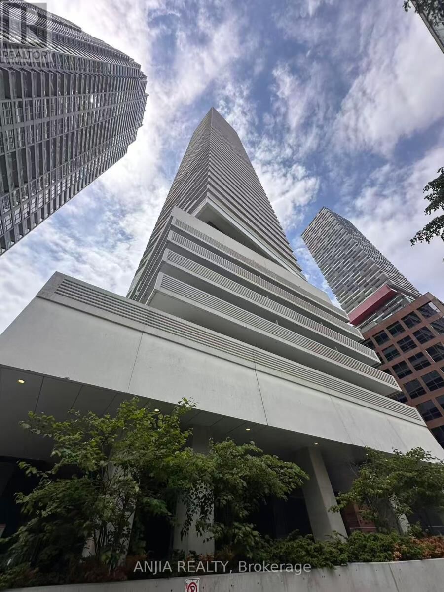 Property Photo:  2221 Yonge Yonge Street 3204  ON M4S 0B8 