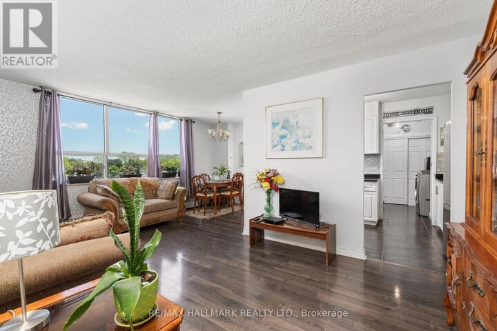 Property Photo: 5 Parkway Forest Drive 711 ON M2J 1L2