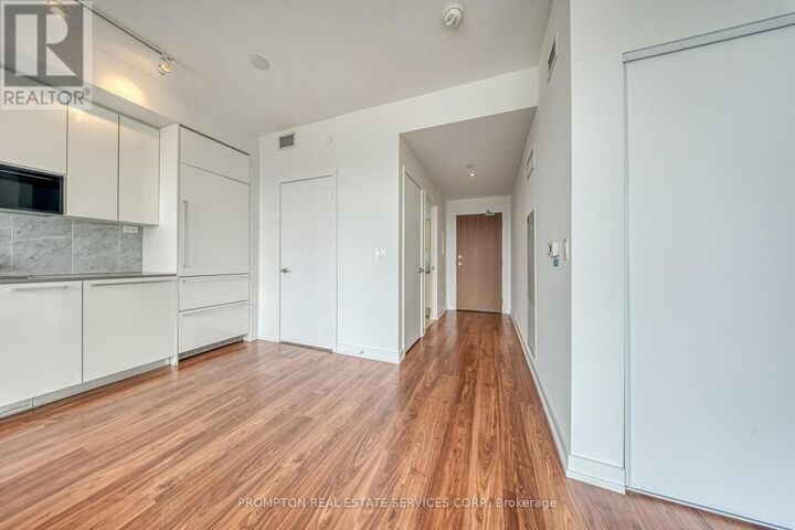 Property Photo: 117 McMahon Drive 2801 ON M2K 0E4