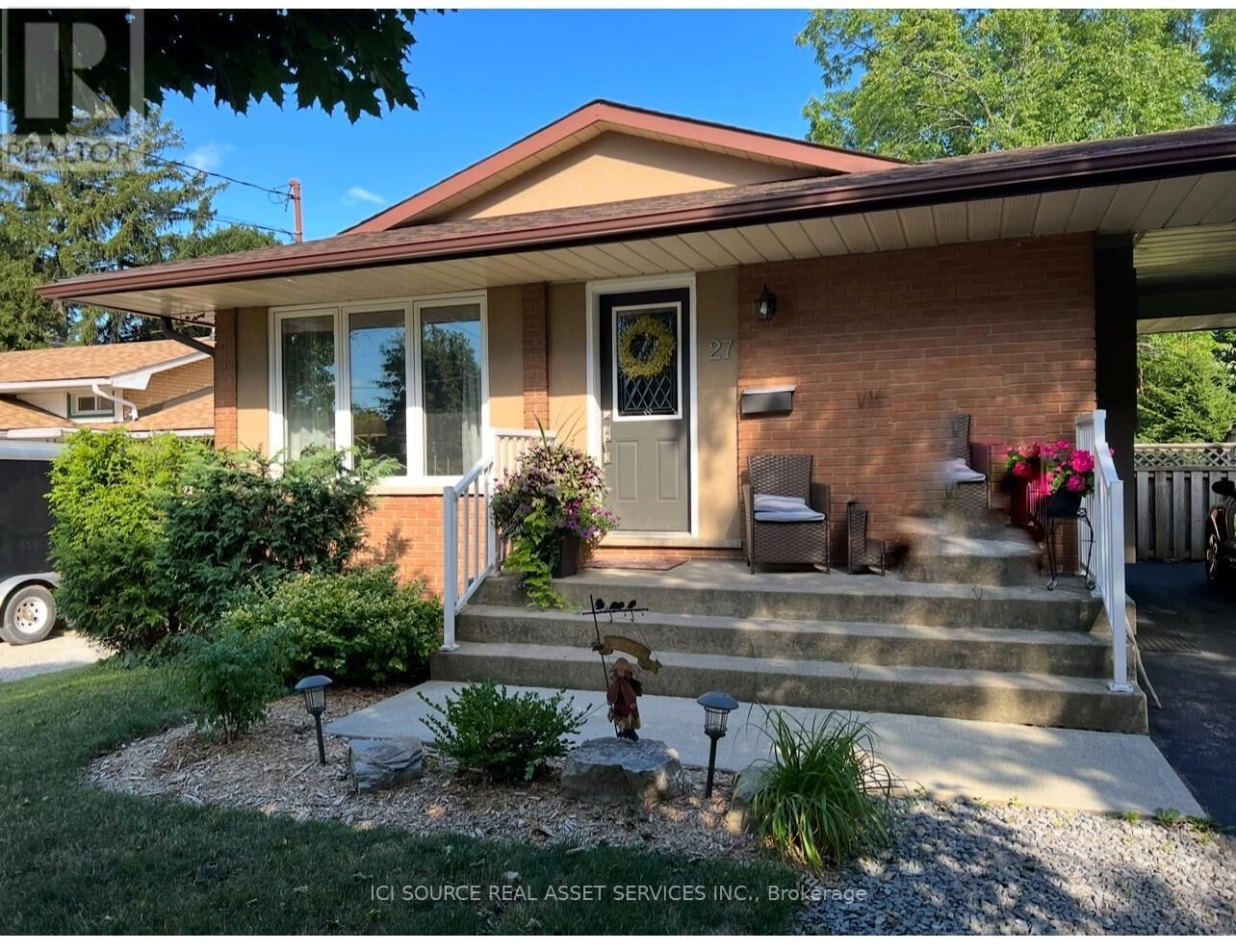 Property Photo:  27 Brenlyn Court Upper  ON L9C 4N8 