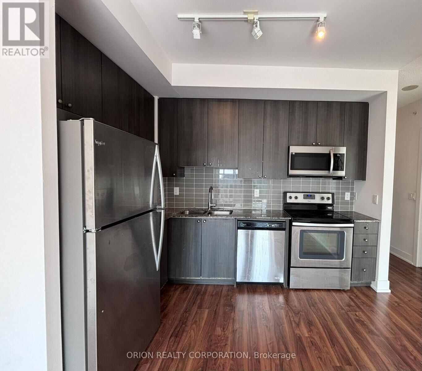 Property Photo:  68 Merton Street 1007  ON M4S 0A7 
