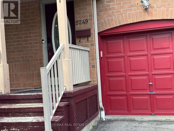 Property Photo:  5249 Fair Ford Crescent  ON L5V 2H7 