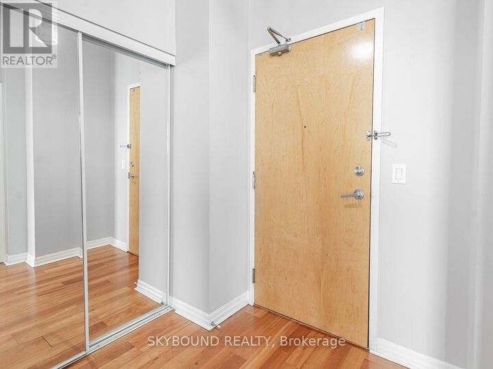 Property Photo:  220 Burnhamthorpe Road 3202  ON L5B 4N4 