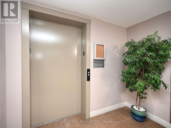 Property Photo: 8 Dayspring Circle 1209 ON L6P 2Z7