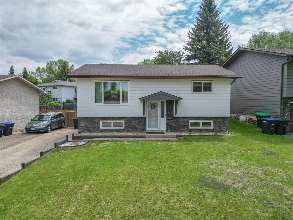 Property Photo: 12 Woodhaven Drive MB R7B 3J8