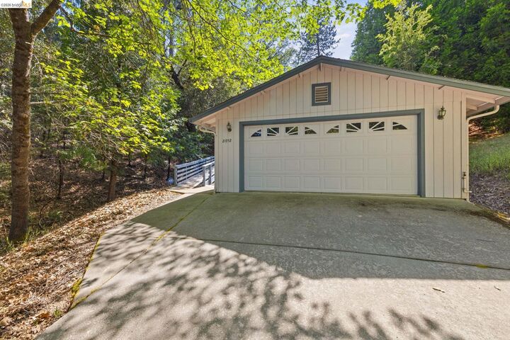 Property Photo: 21952 Glenwood Rd CA 95370