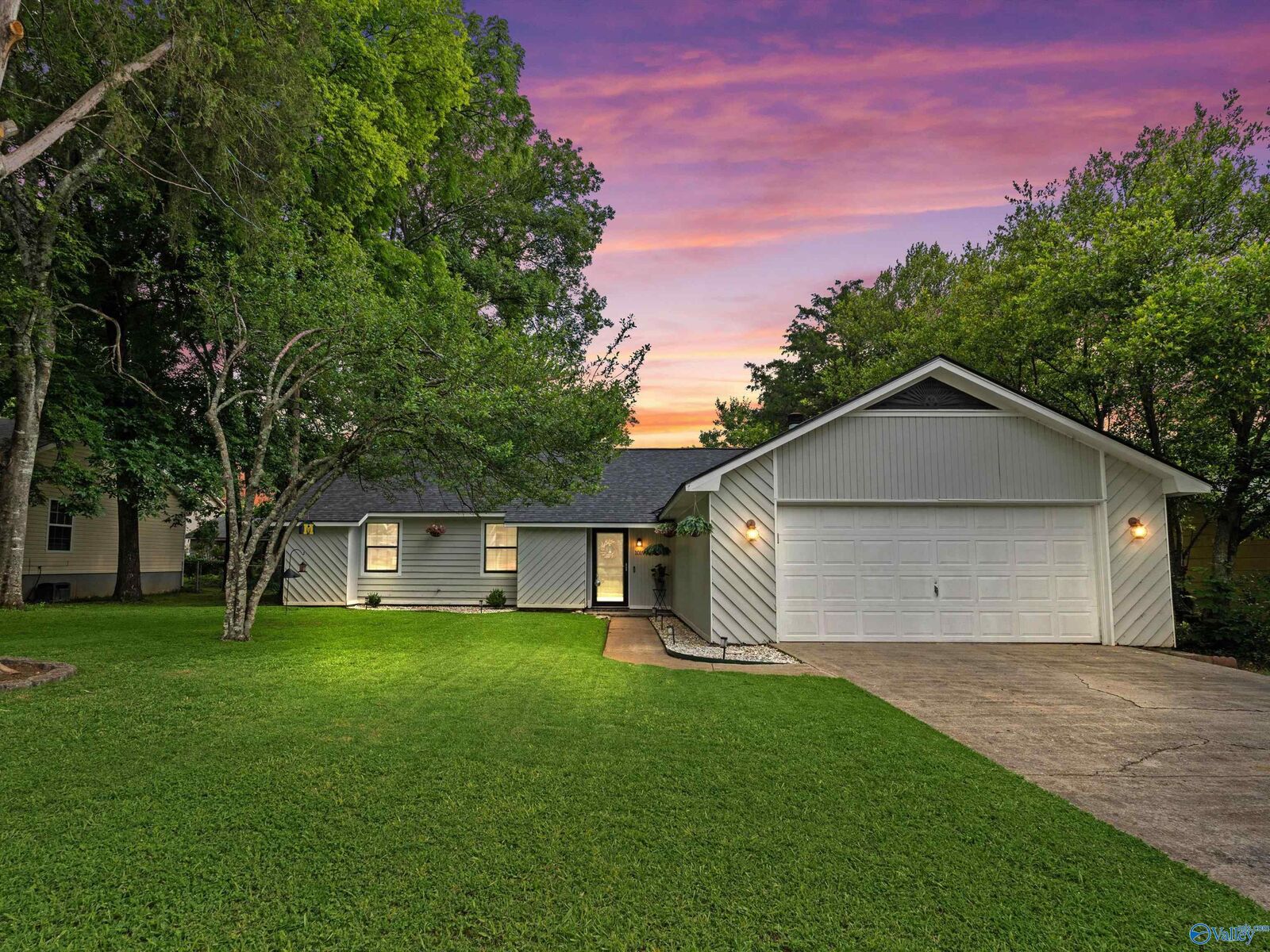 Property Photo:  1019 Shiloh Street SE  AL 35803 
