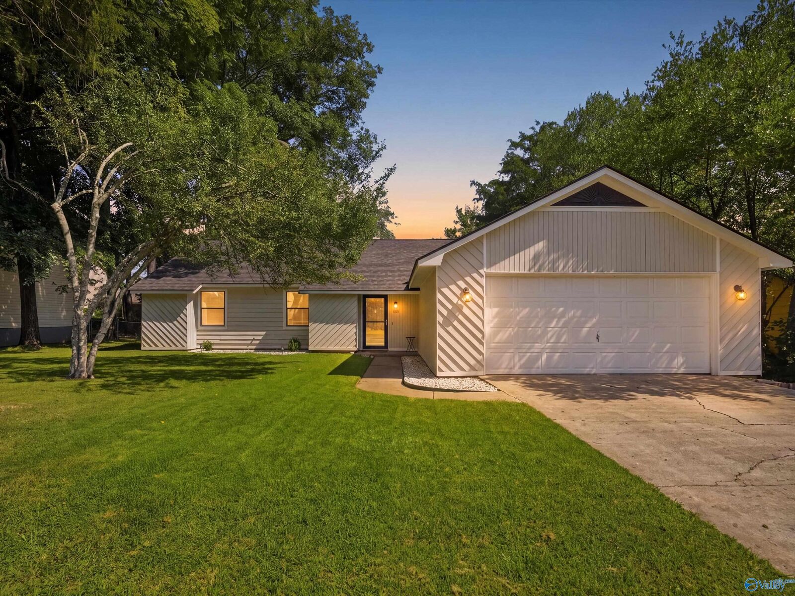 Property Photo: 1019 Shiloh Street SE AL 35803