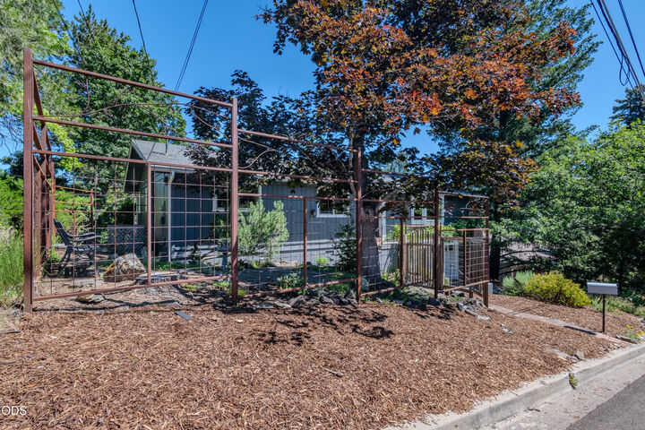Property Photo:  615 Ashland Street  OR 97520 