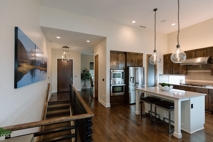 Property Photo: 925 SW Theater Drive OR 97702