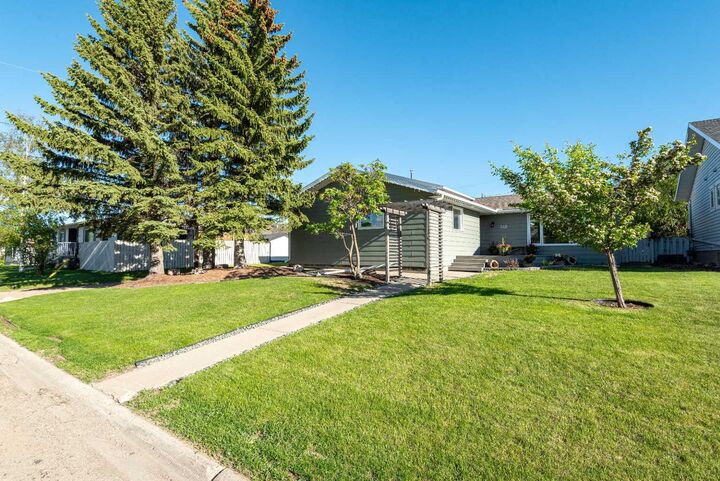 Property Photo: 345 9 Street SE AB T0M 2A0