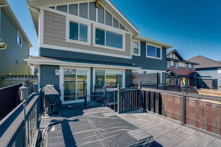 Property Photo:  387 Sunrise View  AB T4C 0V3 