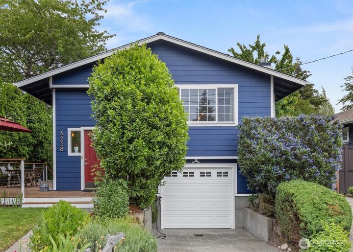 Property Photo:  3238  Walnut Avenue SW  WA 98116 