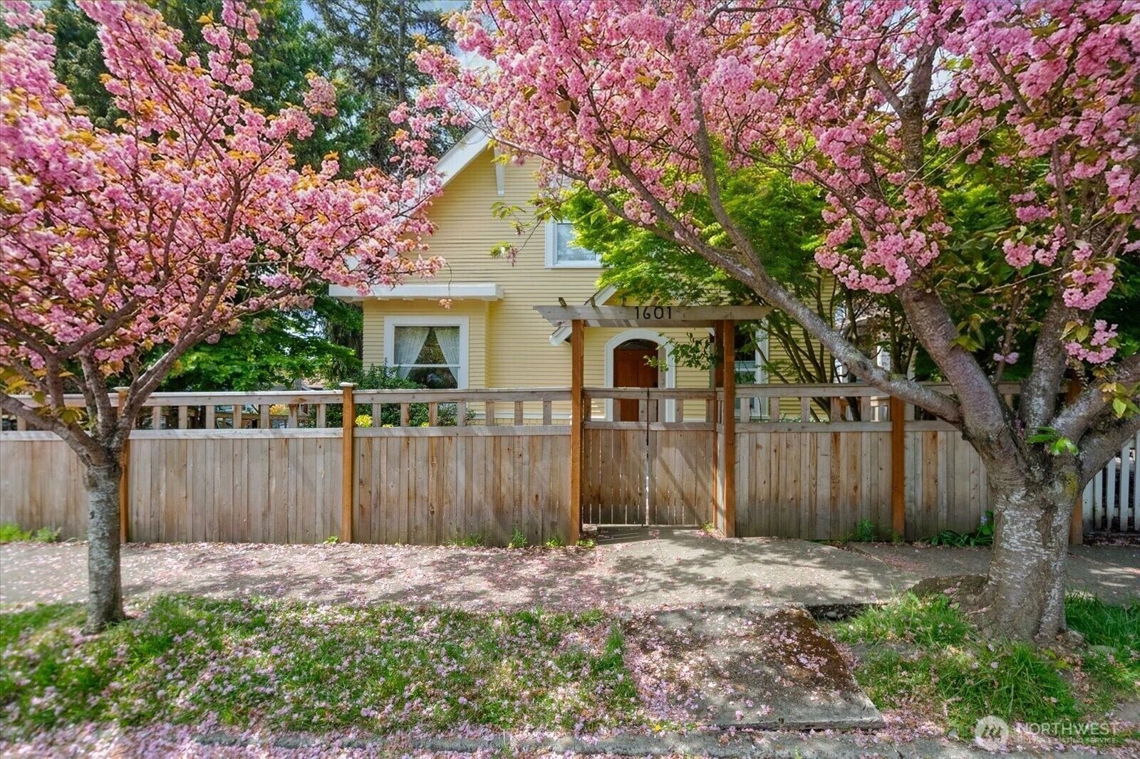 Property Photo: 1601 10th Avenue W WA 98119