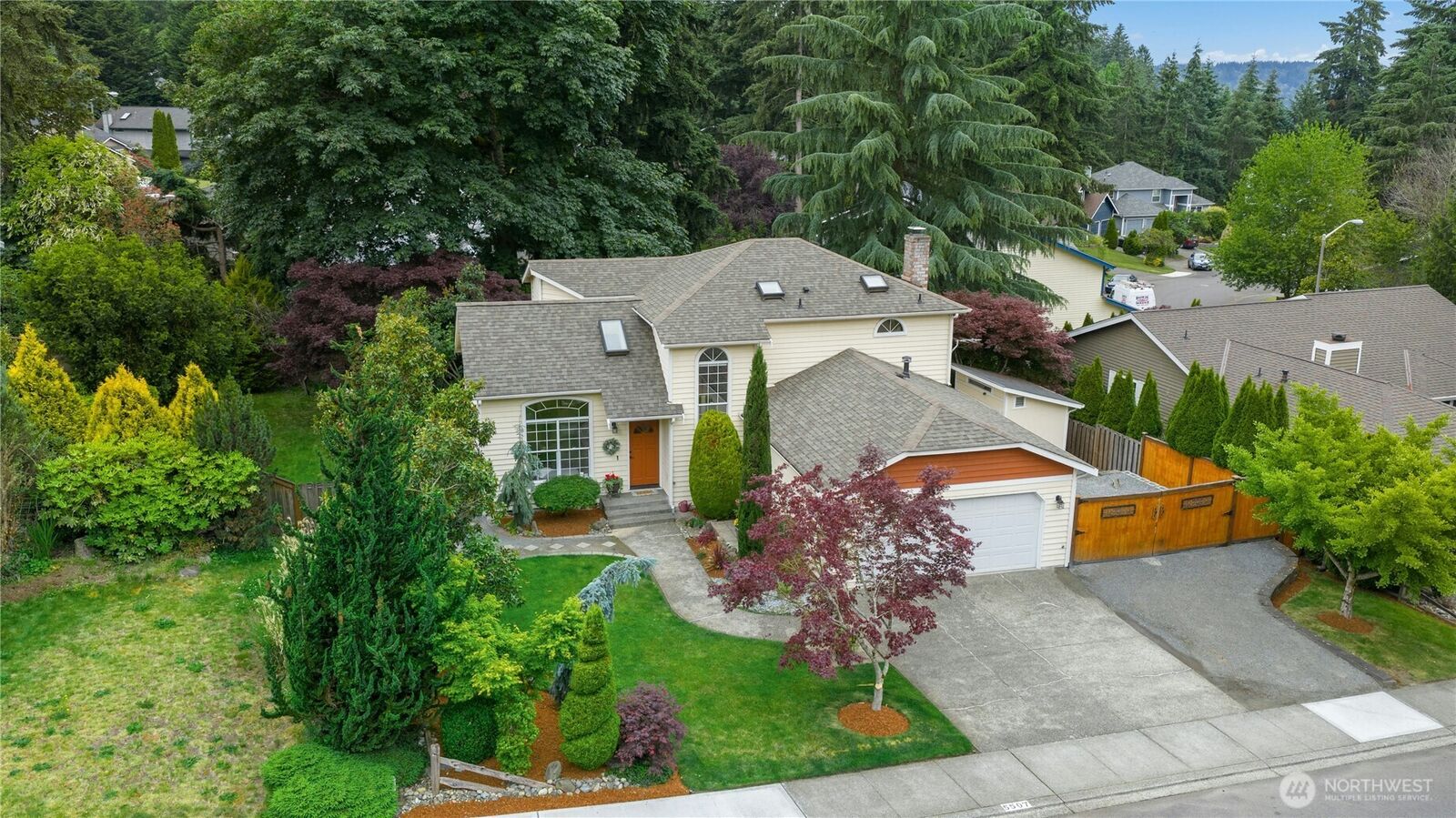 Property Photo:  5507  James Avenue SE  WA 98092 