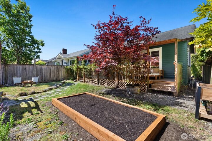 Property Photo:  5405  25th Avenue SW  WA 98106 