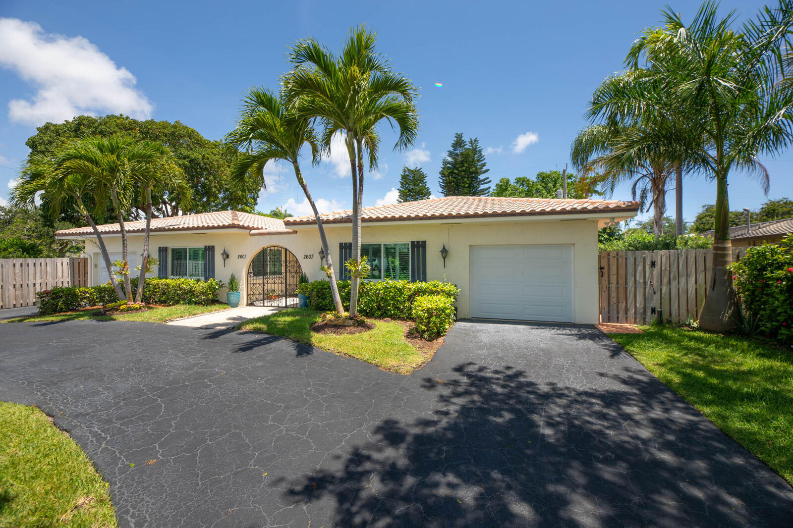 Property Photo: 2603 NE 35th Street FL 33306