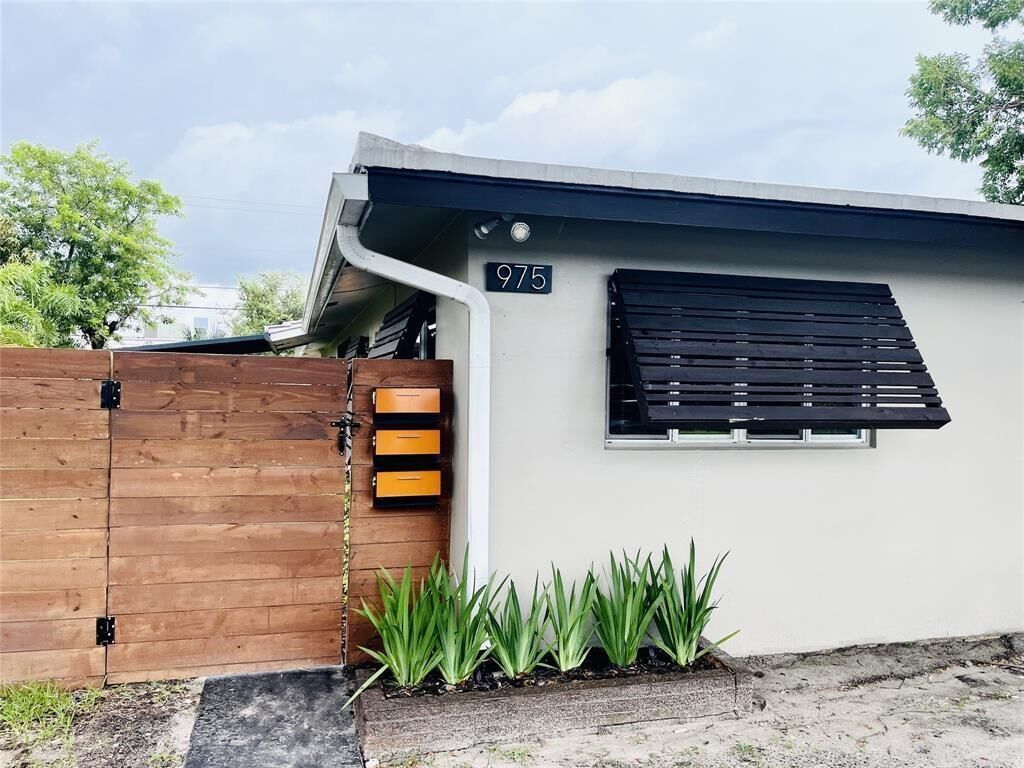 Property Photo:  975 NE 40th Street B  FL 33334 