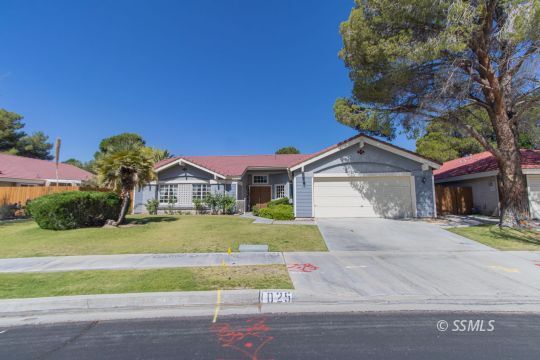 Property Photo: 1025 N Heritage Dr CA 93555