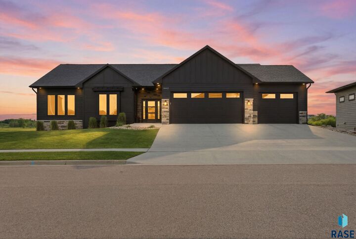 Property Photo:  5443 W Colonial Ct  SD 57107 
