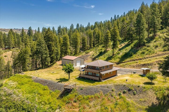 Property Photo: 28605 E Moonshine Bay Ln WA 99117