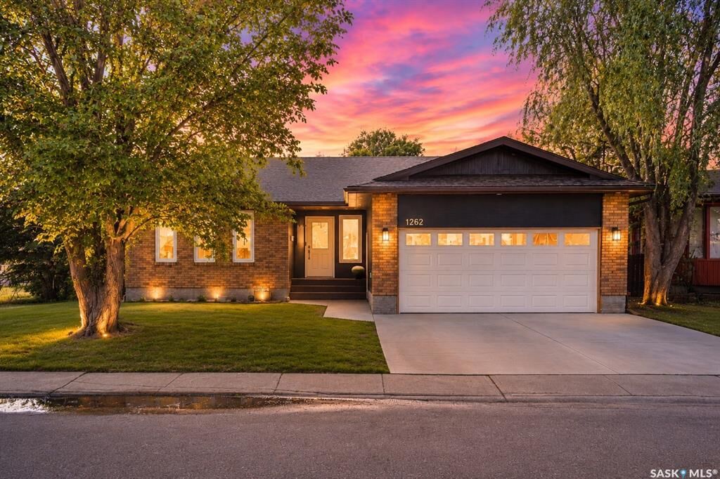 Property Photo: 1262 James Crescent SK S4M 6A5