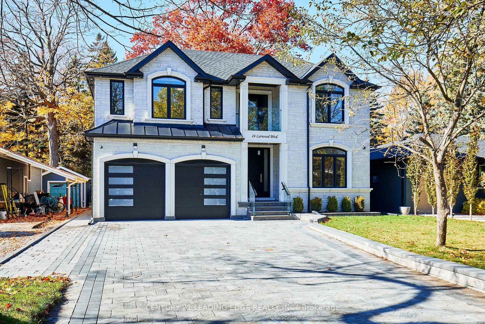 Photo de la propriété:  24 Larwood Boulevard  ON M1M 2M5 