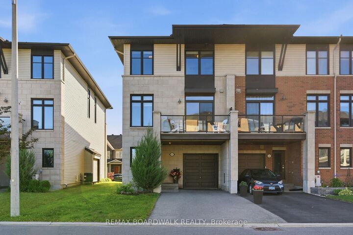 543 Labrador Crescent — photo 1