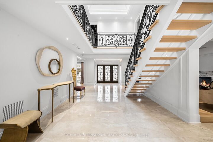 Property Photo:  1347 Queen Victoria Avenue  ON L5N 3N2 