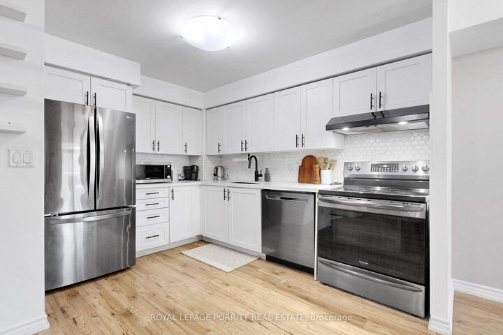 Property Photo: 3888 Duke Of York Boulevard 927 ON L5A 4P5