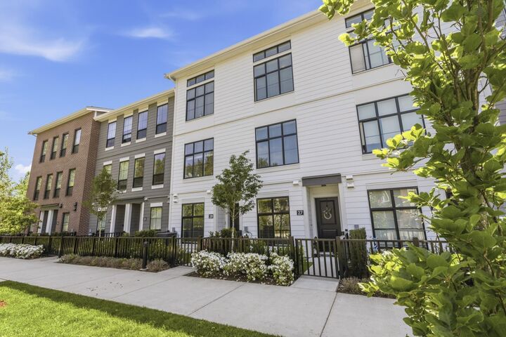 Property Photo: 2774 Montrose Avenue 27 BC V2S 0N4