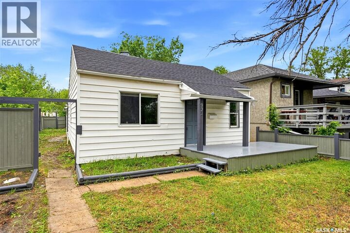 Property Photo:  922 Athol Street  SK S4T 3B7 