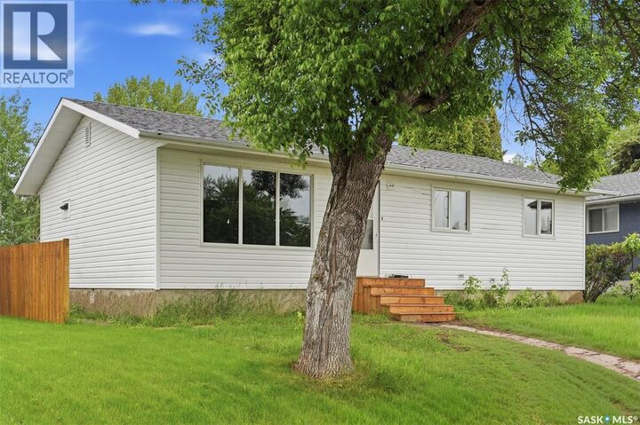 Property Photo: 118 Smallwood Crescent SK S7L 4Z6