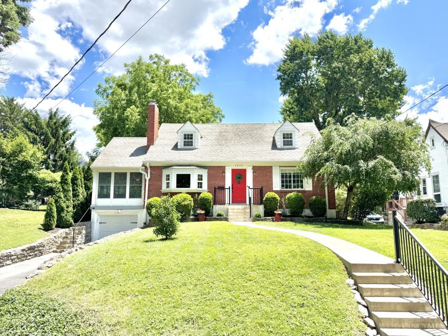 Property Photo: 5042 Collinwood Place OH 45227
