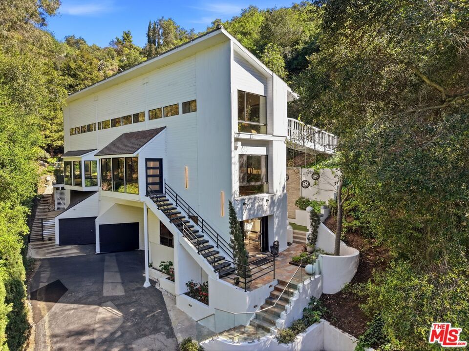 Property Photo:  2350 Benedict Canyon Dr  CA 90210 