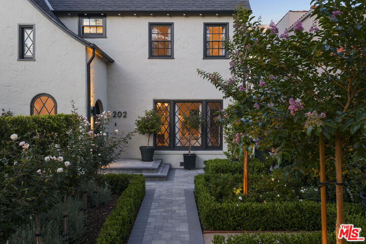 Property Photo:  202 S Citrus Ave  CA 90036 