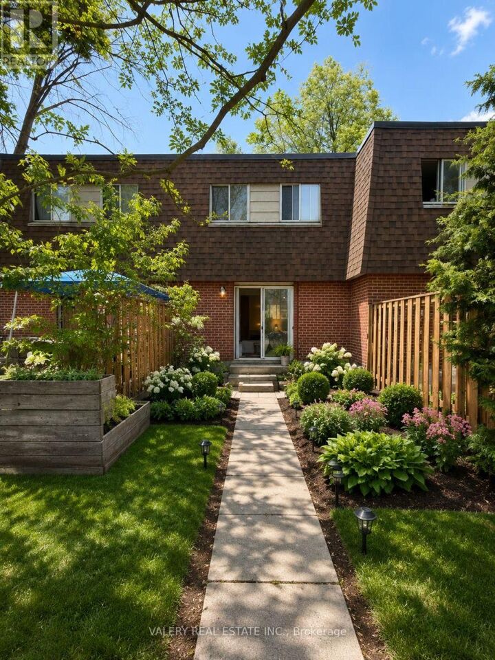Property Photo:  75 Eastdale Avenue 22  ON M4C 5N3 