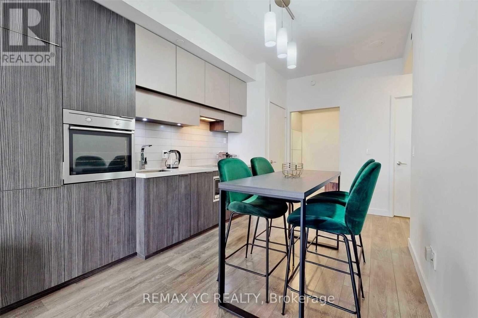 Property Photo: 8 Eglinton Avenue East 2212 ON M4P 0C1