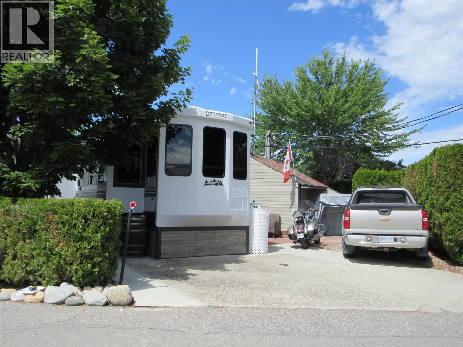 Property Photo:  415 Commonwealth Road 835  BC V4V 1P4 