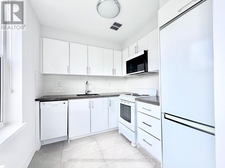 Property Photo:  1545 Bathurst Street 402  ON M5P 3H6 