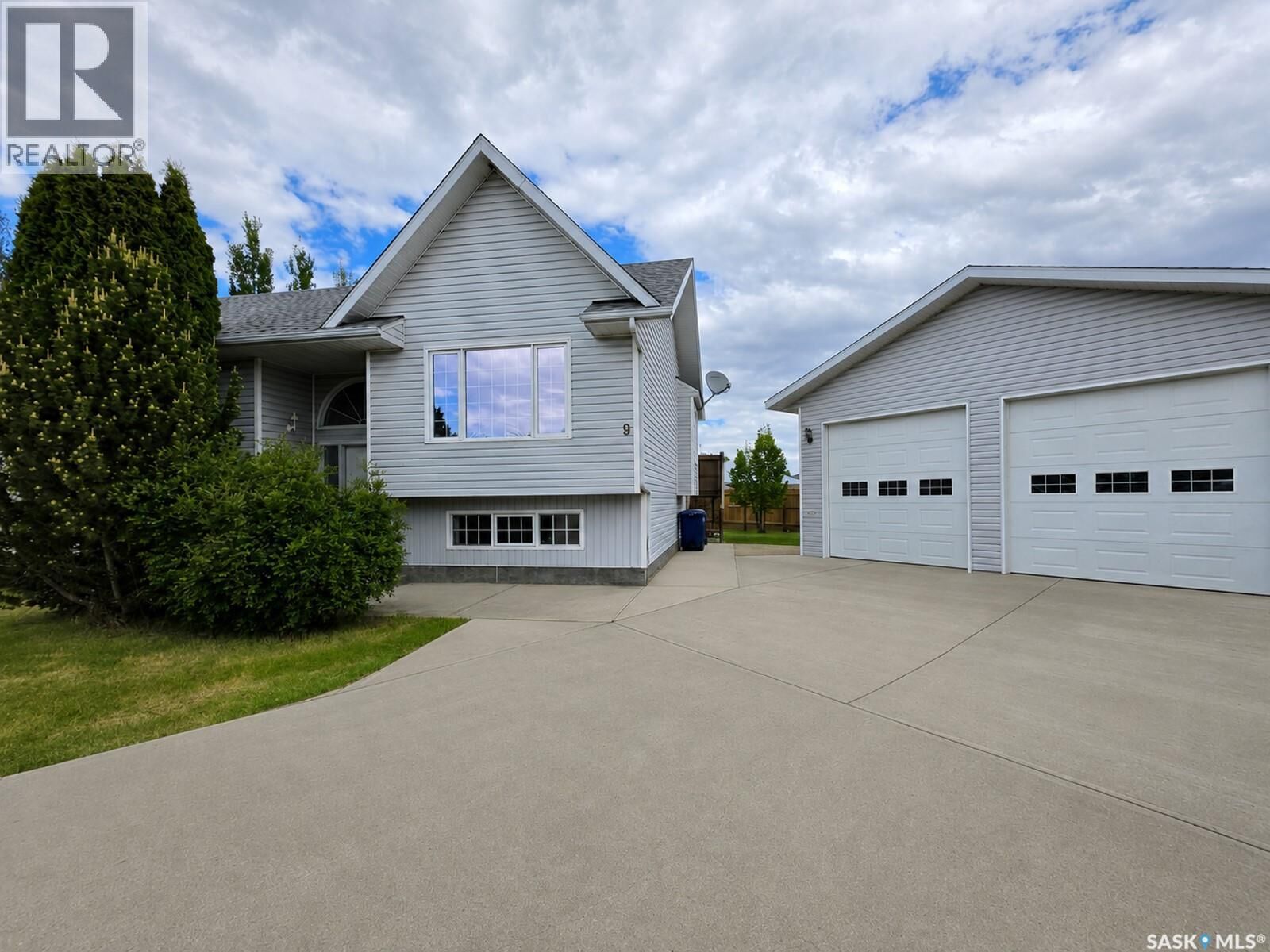 Property Photo:  9 Ducluzeau Place  SK S9X 1B5 