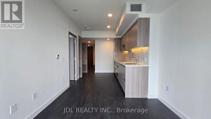 Property Photo: 1 Concord Cityplace Way 3706 ON M5V 0X3