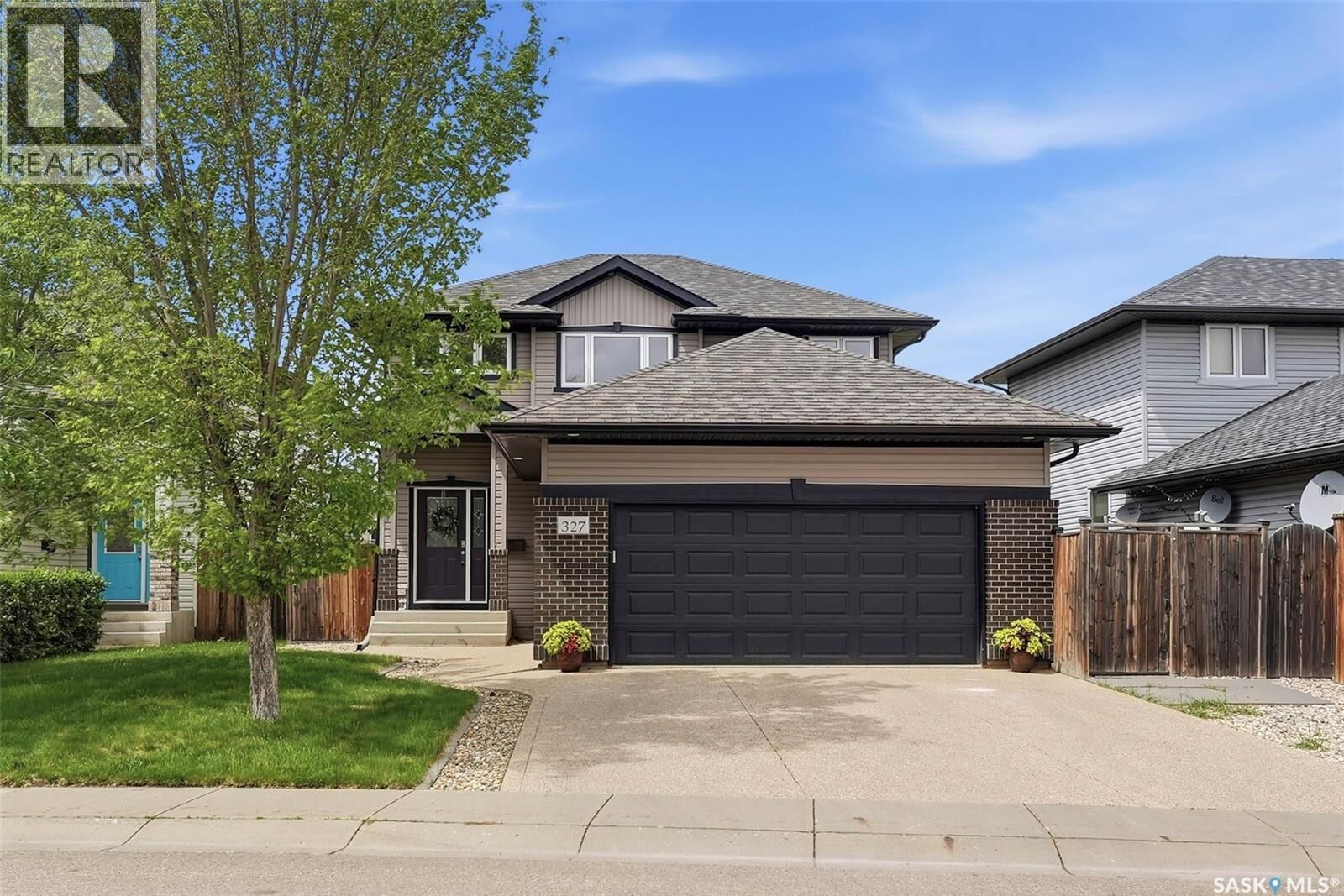 Property Photo:  327 Hettle Cove  SK S7T 0E8 