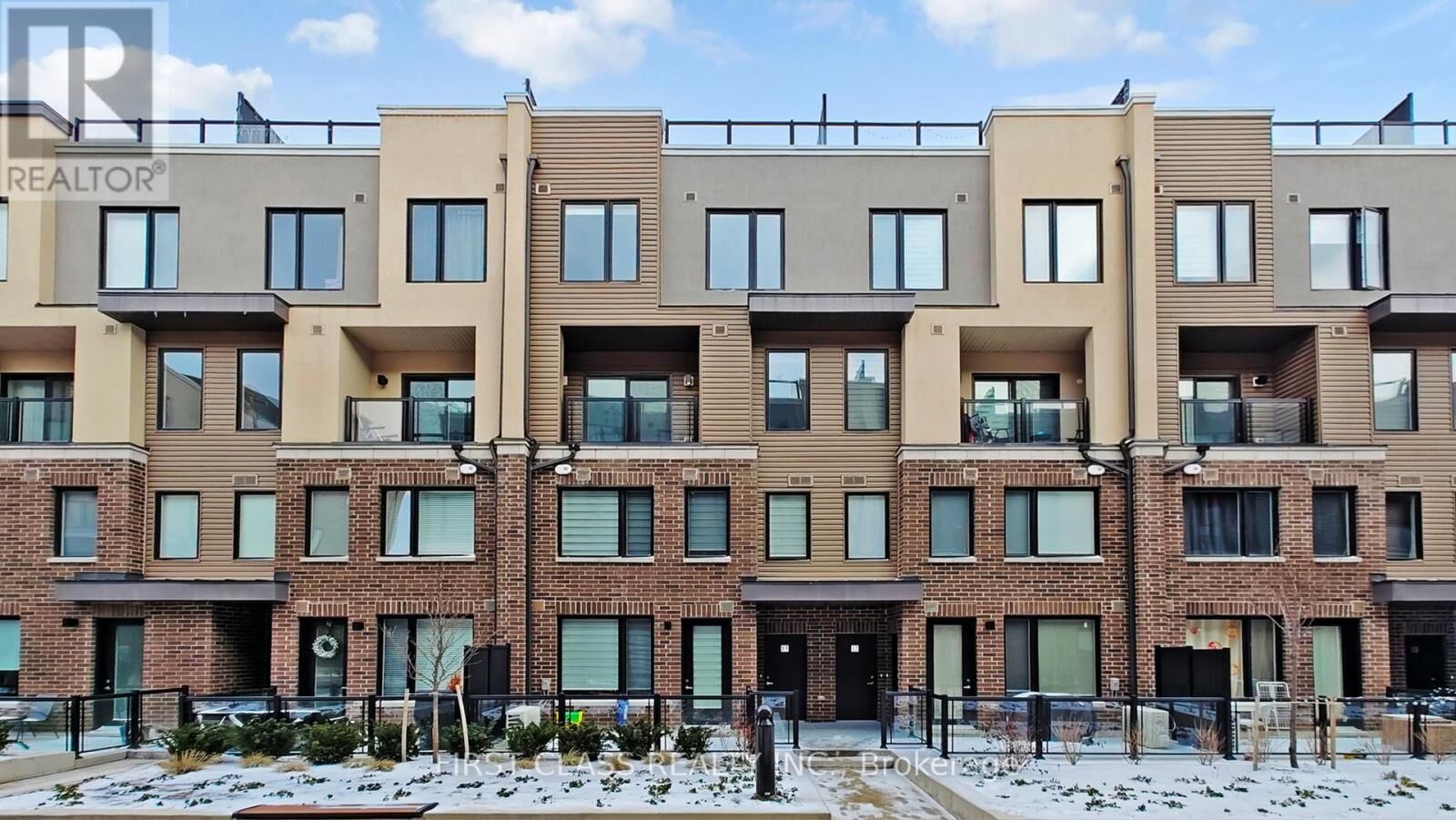 Property Photo: 3409 Ridgeway Drive 13 ON L5L 0B9