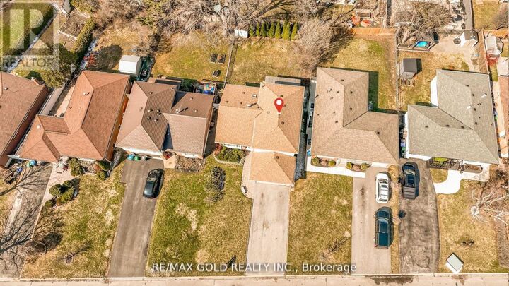 Property Photo:  34 Deerfield Crescent  ON L6T 1K7 