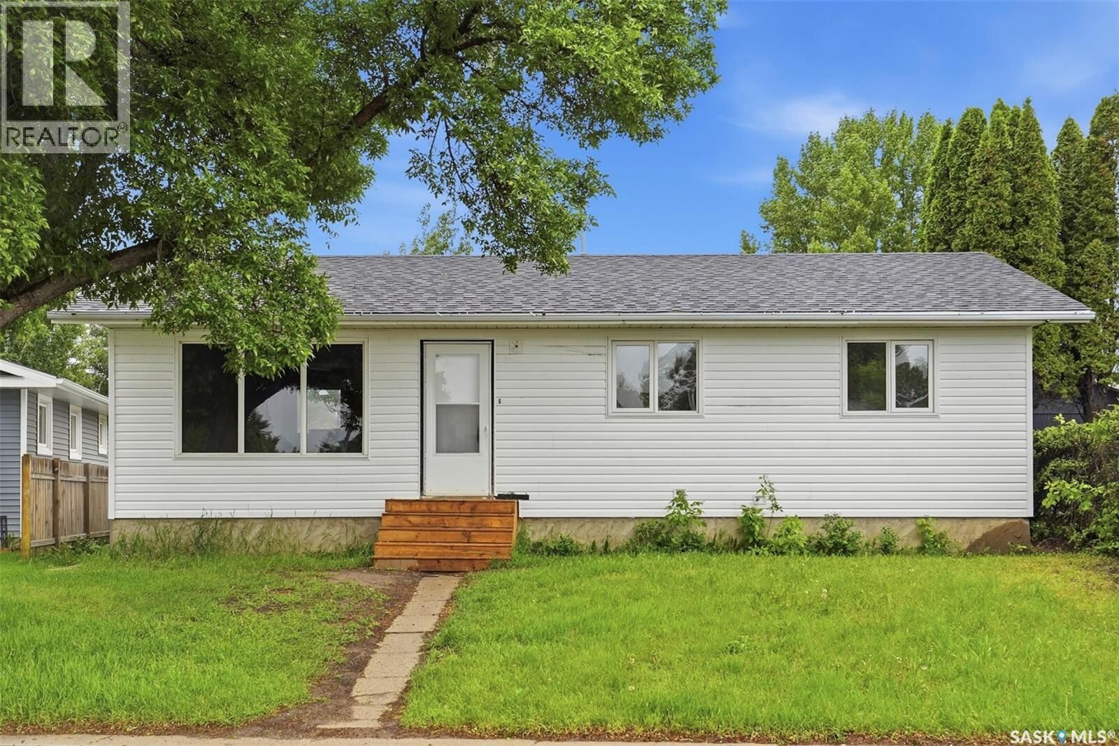 Property Photo: 118 Smallwood Crescent SK S7L 4Z6