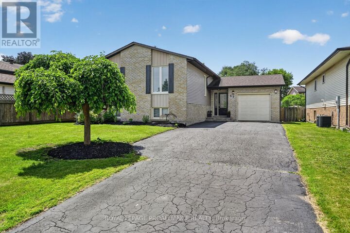 Property Photo:  57 Cambridge Crescent  ON K6V 6L7 
