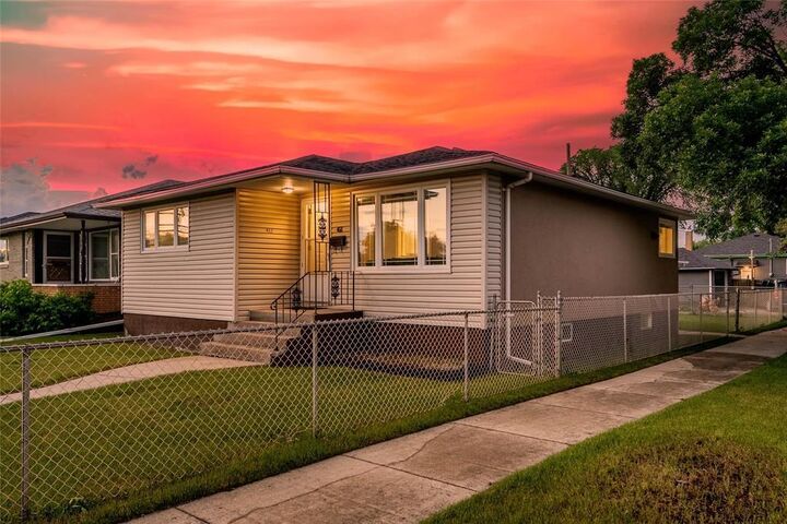 Property Photo:  468 Tinniswood Street  MB R2X 2G4 